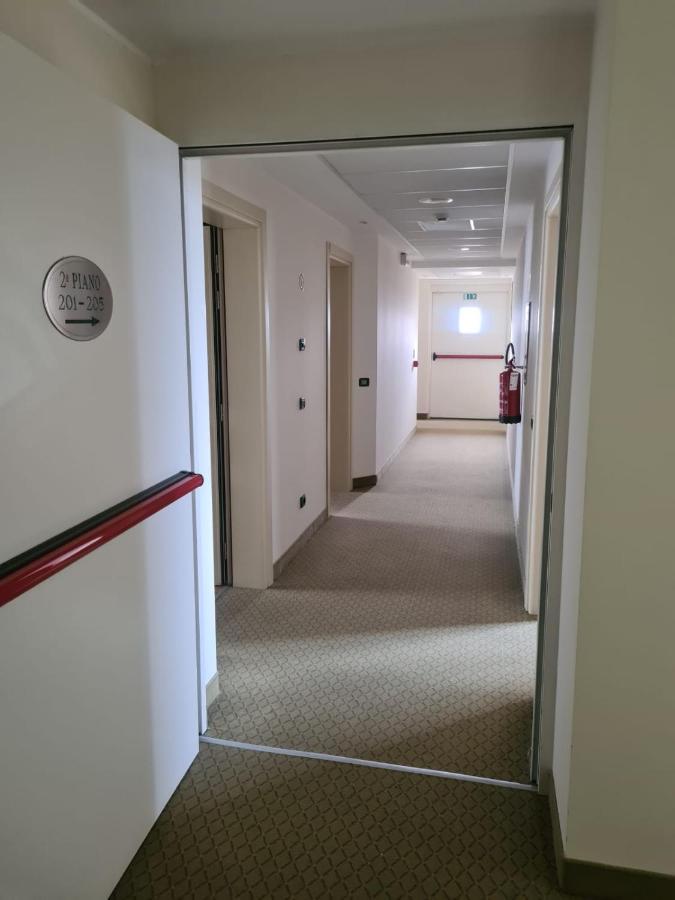 Elysium Hotel Raya Mediglia Kültér fotó