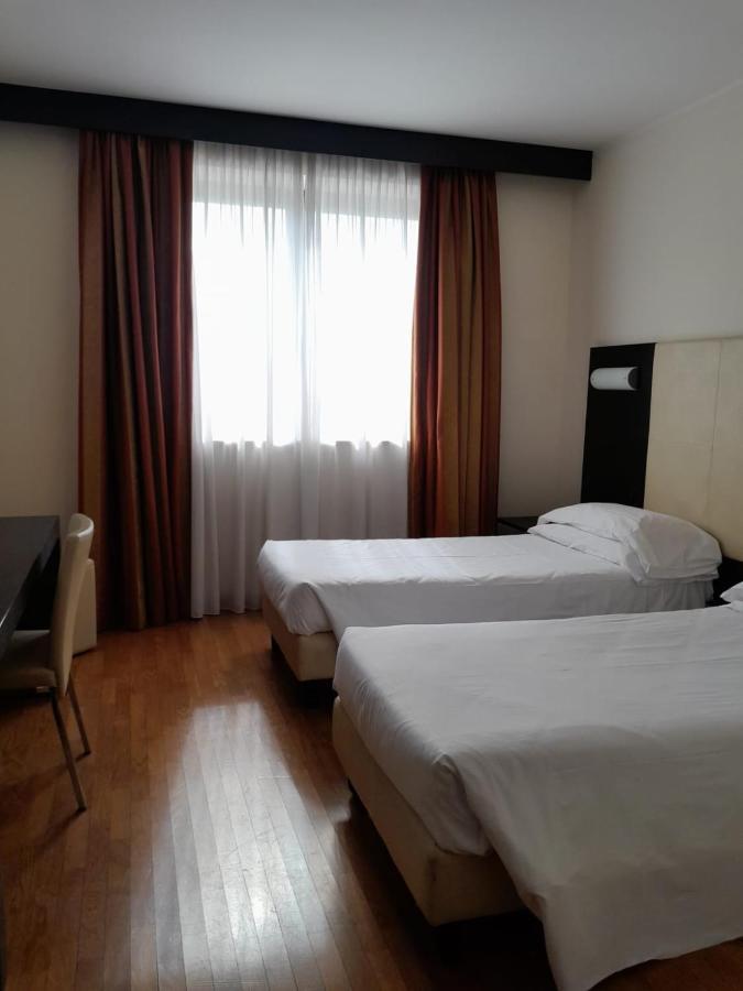Elysium Hotel Raya Mediglia Kültér fotó