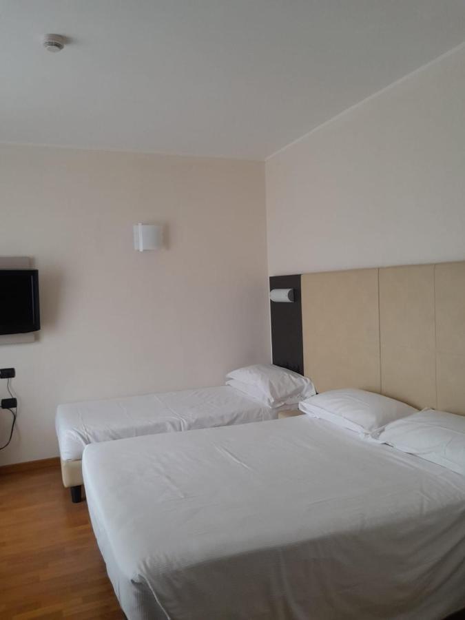 Elysium Hotel Raya Mediglia Kültér fotó