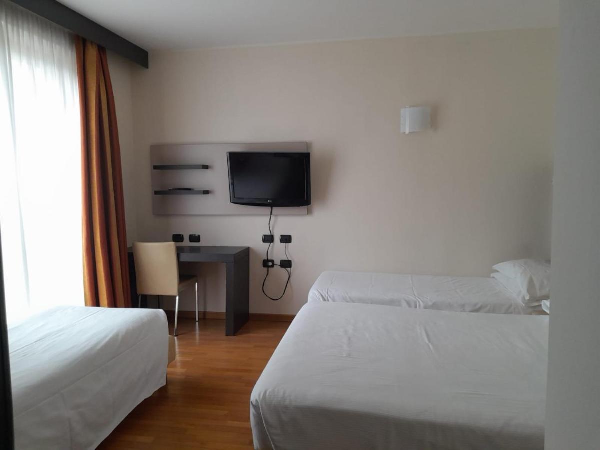 Elysium Hotel Raya Mediglia Kültér fotó